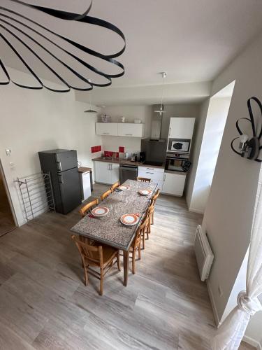 une cuisine avec une table et des chaises dans une pièce dans l'établissement lamaisondemamere, à Tournon-sur-Rhône