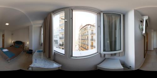 Habitación con ventana grande en un edificio en Hotel Maritimo en Alicante