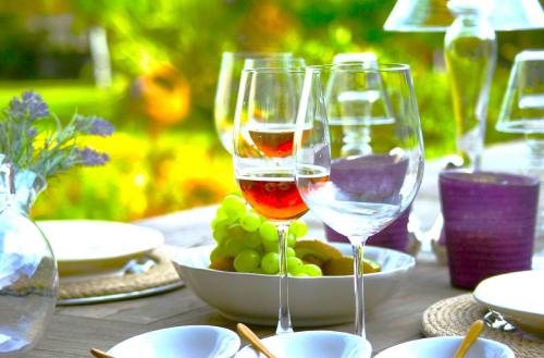 zwei Gläser Wein und eine Schale Trauben auf dem Tisch in der Unterkunft Maya in Pedreguer