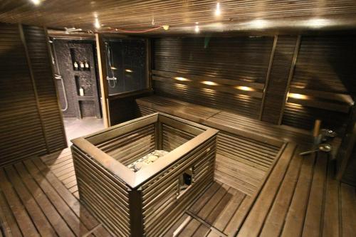 an inside view of a sauna with a wooden tub at Suuri talo Kaskisaaressa lähellä Helsingin keskustaa in Helsinki