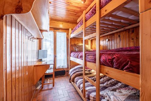 Tempat tidur susun dalam kamar di Le Marmotton