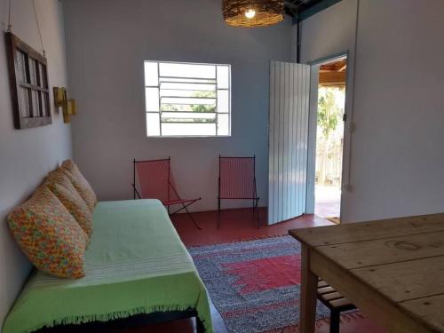 - un salon avec un canapé et une table dans l'établissement Casinha Original de Fazenda, à Araras