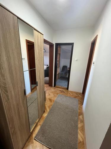 um corredor com duas portas e um tapete num quarto em Stanoteka em Vrnjačka Banja