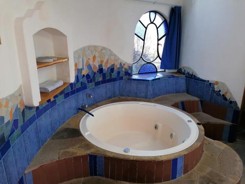 una vasca da bagno in una stanza con finestra di Suites Sultan a Copacabana