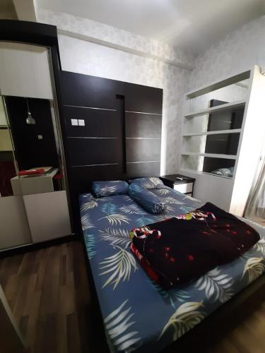 Tempat tidur dalam kamar di Inapin Aja by Dio Property