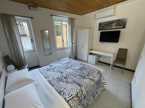 Dormitorio con cama con estampado de cebra en una habitación en Chiara rooms, en Vernazza