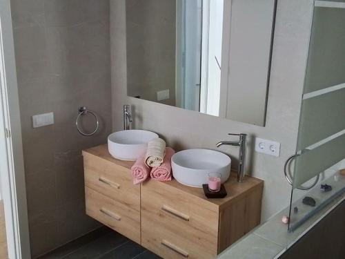ein Badezimmer mit 2 Waschbecken und einem Spiegel in der Unterkunft La Catumbela in Tuineje