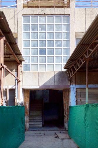 eine Außenansicht eines Gebäudes mit einem großen Fenster in der Unterkunft Shubhi Rest House and Restaurant in Sehore