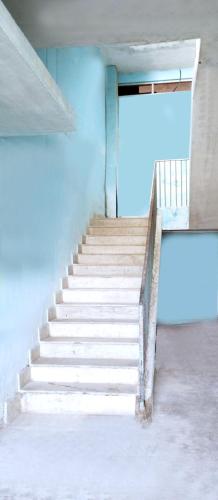 una escalera en un edificio con una pared azul en Shubhi Rest House and Restaurant, en Sehore