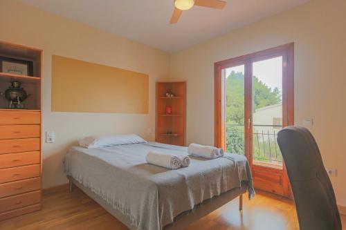 1 dormitorio con 1 cama con tocador y ventana en 022 - Las Palmeras III - 001 - comfortHOLIDAYS, en Santa Pola