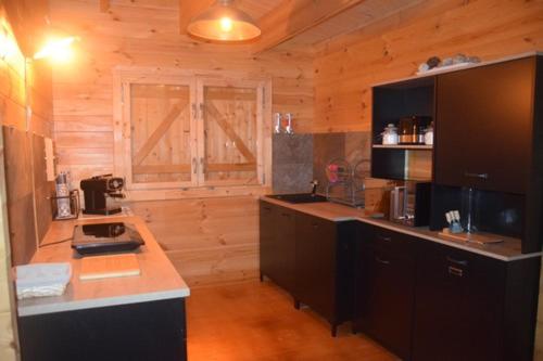 Virtuvė arba virtuvėlė apgyvendinimo įstaigoje Chalet Bois Joli