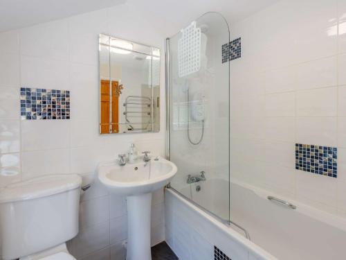 a bathroom with a sink and a toilet and a shower at 2 bed in Braunton 83730 in Barnstaple