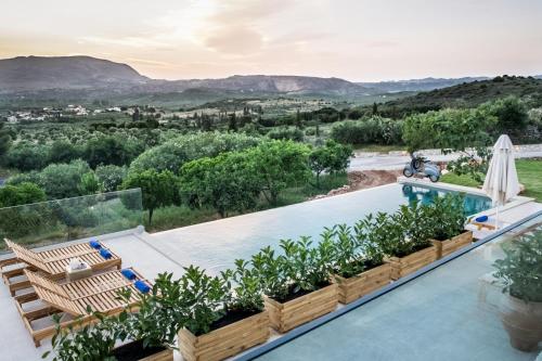Cette villa avec vue dispose d'une piscine. dans l'établissement Aoria Villa By Hope Estate, à Arménoi