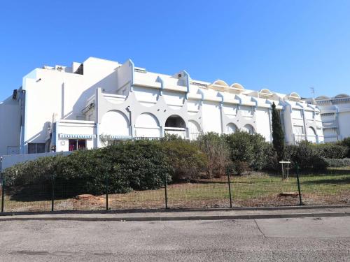 Photo de la galerie de l'établissement Superbe 2P cabine climatisé avec loggia et grande terrasse, piscines, proche plage au Grau-du-Roi - FR-1-307-105, au Grau-du-Roi