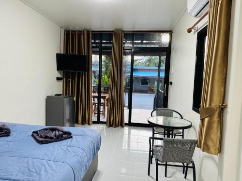 Postel nebo postele na pokoji v ubytování บ้านโกจุยรีสอร์ต