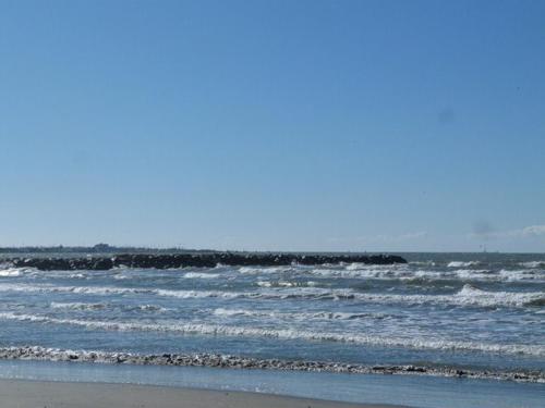 Photo de la galerie de l'établissement Appartement 2 pièces cabine rénové, RDC, terrasse 25m², piscines, à 400m de la plage, tout confort - FR-1-307-125, au Grau-du-Roi