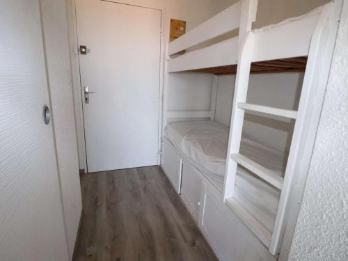 ein kleines Zimmer mit einem Etagenbett und einem Schrank in der Unterkunft Studio Le Grau-du-Roi, 1 pièce, 4 personnes - FR-1-307-214 in Le Grau-du-Roi