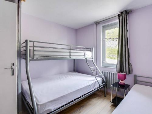 une chambre avec un lit superposé et une fenêtre dans l'établissement Appartement 6 pers. face aux pistes, balcon sud, TV, cuisine équipée, ski-in/ski-out, La Mongie - FR-1-404-78, à La Mongie