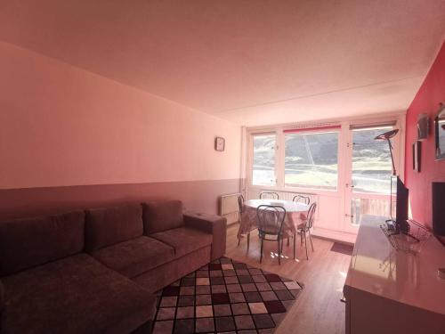 un salon avec un canapé et une table dans l'établissement Appartement 6 pers. face aux pistes, balcon sud, TV, cuisine équipée, ski-in/ski-out, La Mongie - FR-1-404-78, à La Mongie