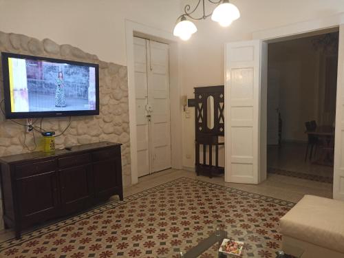 ein Wohnzimmer mit einem Flachbild-TV an der Wand in der Unterkunft Casa vacanze home cecilie in Reggio di Calabria