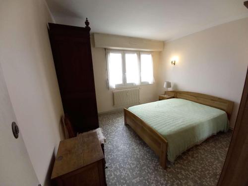 Schlafzimmer mit einem Bett und einem Fenster in der Unterkunft Appartement Berck-Plage, 3 pièces, 6 personnes - FR-1-674-16 in Berck-sur-Mer