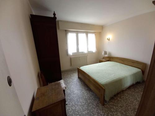 sypialnia z łóżkiem i oknem w obiekcie Appartement Front de Mer avec Terrasse - 2 Chambres, Animaux Acceptés - FR-1-674-16 w mieście Berck-sur-Mer
