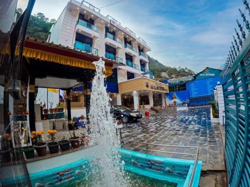 uma fonte no meio de uma rua em frente a um edifício em Shrestha Hotel Hotspring PVT.LTD em Beni