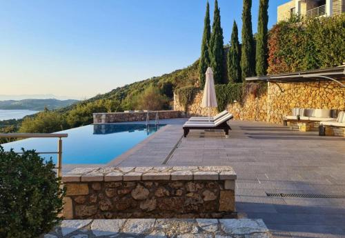 塞沃塔的住宿－Villa Aldena Luxury Residence，一个带桌子和遮阳伞的庭院和一个游泳池
