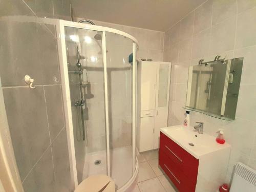 uma casa de banho com um chuveiro, um WC e um lavatório. em Appartement Saint-Hilaire-de-Riez, 2 pièces, 5 personnes - FR-1-324A-2 em Saint-Hilaire-de-Riez