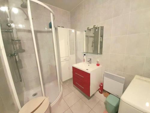 une salle de bain avec une douche, des toilettes et un lavabo dans l'établissement Spacieux T3 idéalement situé près de la plage et des commerces, parking privatif inclus - FR-1-324A-2, à Saint-Hilaire-de-Riez