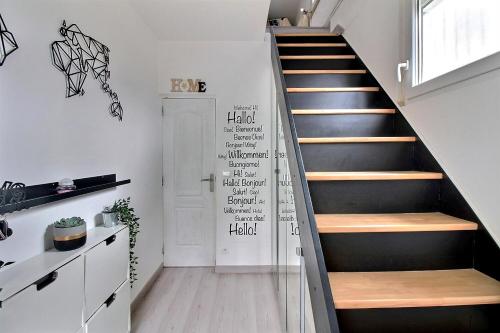 une cage d'escalier avec un escalier en noir et blanc dans une pièce dans l'établissement Havre de paix, à Villejuif