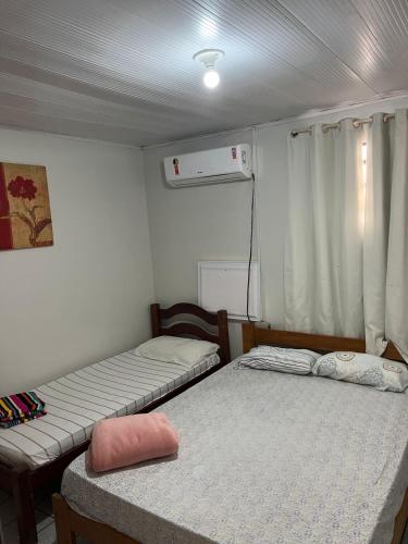 two beds in a small room with at Pousada Água Viva in Maceió