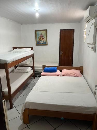 Zimmer mit 2 Etagenbetten und einer Tür in der Unterkunft Pousada Água Viva in Maceió