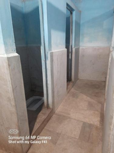 een lege badkamer met een toilet in een kamer bij Shubhi Rest House and Restaurant in Sehore
