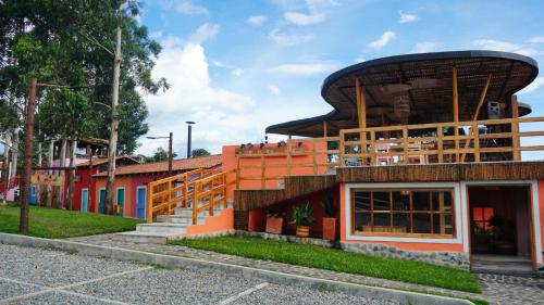a building with a balcony on the side of it at LA PERLA FINCA HOTEl- Cabaña Esmeralda in Gigante