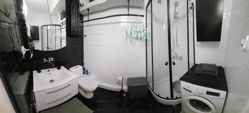 W łazience znajduje się umywalka i prysznic. w obiekcie Apartament WIDOK 2 w Świebodzinie