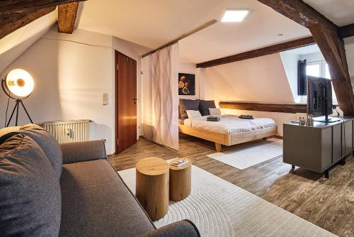 a living room with a couch and a bed at LK1 top Lage Innenstadtapartment in Nürnberg