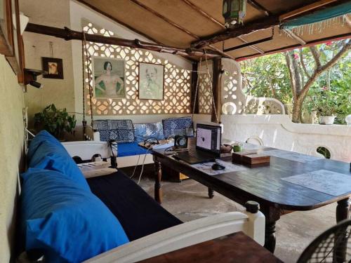 un salon avec une table et un canapé dans l'établissement Cozy Cat House, à Diani Beach
