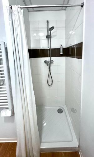 a bathroom with a shower with a shower curtain at Résidence Hôtelière Le Prado in Libourne