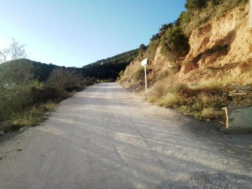 a road with a sign on the side of a mountain at Casa de campo in Al Hoceïma