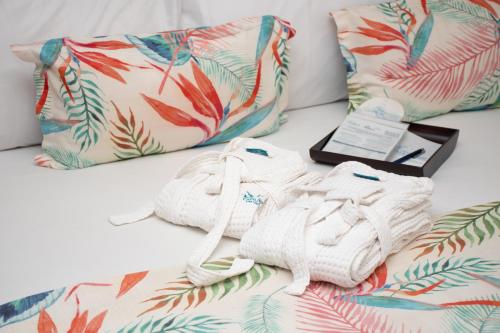 um par de toalhas numa cama com almofadas em Hotel Capilla del Mar em Cartagena de Indias