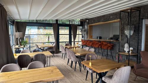 un restaurante con mesas y sillas de madera en Suuyla Kazdagları, en Edremit