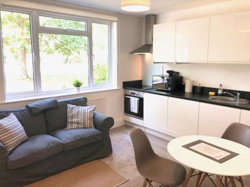 una sala de estar con un sofá y una mesa en Ashbrook Harwell 18, en Didcot