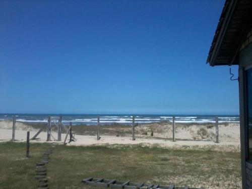 Blick auf den Strand von einem Haus in der Unterkunft casa maravilhosa a Beira-Mar em Salinas in Cidreira