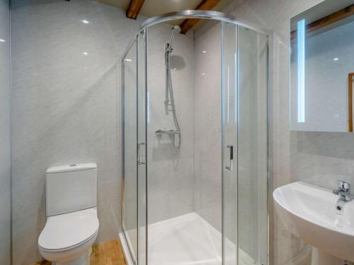 een badkamer met een douche, een toilet en een wastafel bij 2 Bed in Bentham 82857 in High Bentham