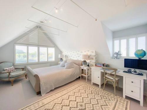 Cama o camas de una habitación en Spinneys Beachfront home, Indoor Pool UK-Vacations