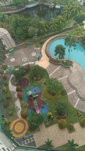 una vista aérea de un parque con piscina en Mega Room 69, en Pondokcabe Hilir