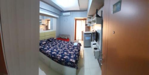 Habitación hospitalaria con cama en el pasillo en Mega Room 69, en Pondokcabe Hilir