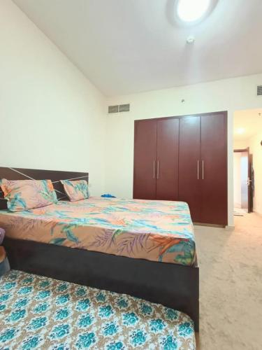 um quarto com 2 camas e um closet em 1 BHK fully furnished apartment em Dubai