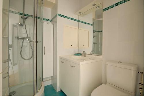 une salle de bain avec toilettes, lavabo et douche dans l'établissement Flat Bellevue-Le moulleau centre, à Arcachon